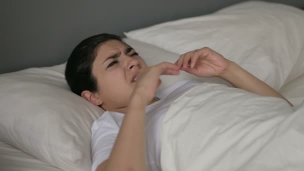 Mujer india joven con dolor de cabeza acostada en la cama — Vídeos de Stock