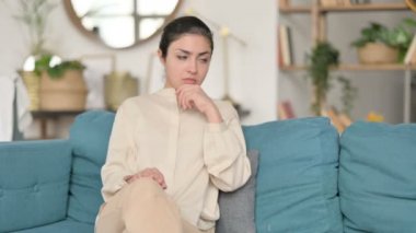 Kanepede öksüren hasta genç Hintli kadın. 