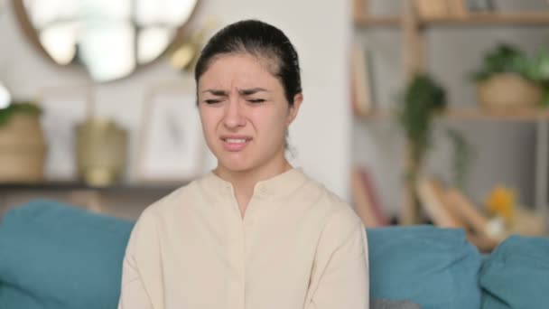 Porträt einer aufgebrachten jungen Inderin, die zu Hause weint — Stockvideo