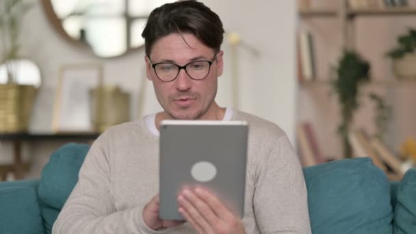 Retrato do homem de meia-idade comemorando em Tablet em casa — Vídeo de Stock