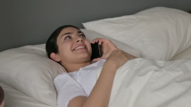 Mujer india hablando en Smartphone acostado en la cama — Vídeos de Stock