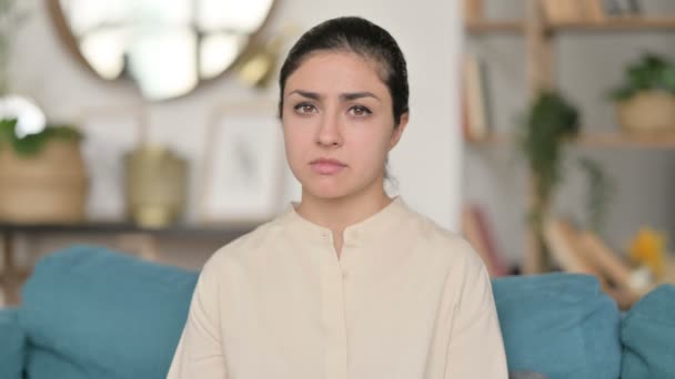 Portret zdenerwowanej młodej Hinduski uczucie smutku w domu — Wideo stockowe