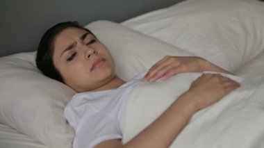 Genç Hintli Kadın Yatakta Kabustan Uyanıyor 