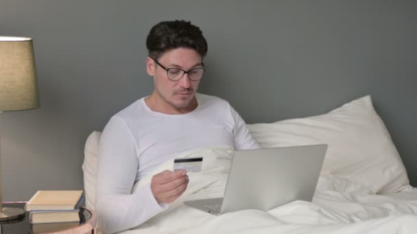 Online winkelen Falen op Laptop door middelbare leeftijd Man in bed — Stockvideo