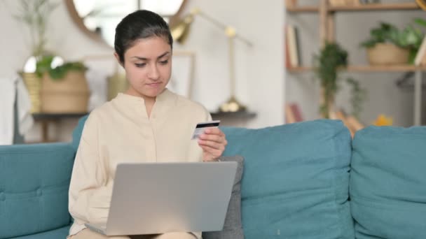 Shopping online fallimento sul computer portatile da donna indiana sul divano — Video Stock