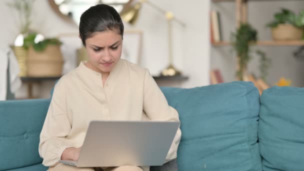 Dizüstü bilgisayarı olan genç Hintli kadın kanepedeki hatalara tepki veriyor — Stok video