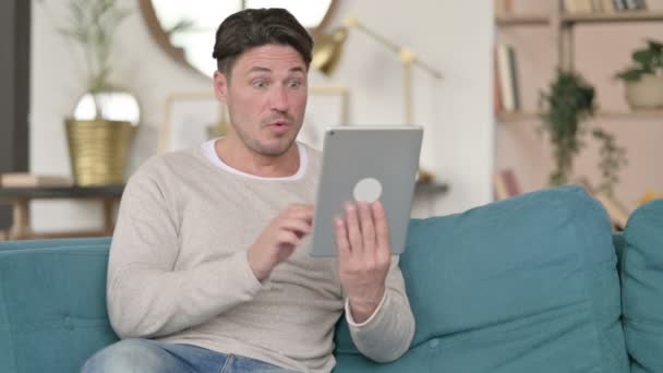 Niepowodzenie dla mężczyzny w średnim wieku na tablecie, w domu — Wideo stockowe