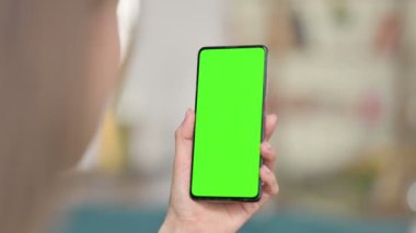 Yeşil Ekranlı Akıllı Telefon Kullanan Kadın, Krom Ekran 