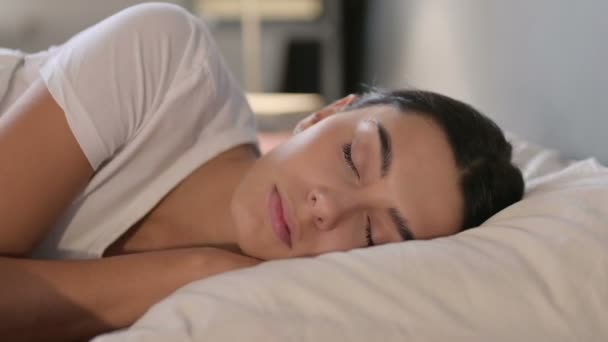 "Öksüren Genç Latin Kadın Yatakta Yatıyor" — Stok video