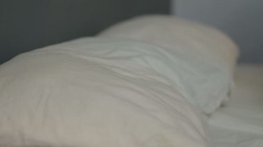 Yatağa Giden, Uyuyan Genç Kadın 'ın yakın çekimi. 