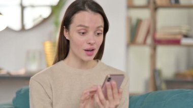 Evde Akıllı Telefonla Kutlama Yapan Genç Kadın 