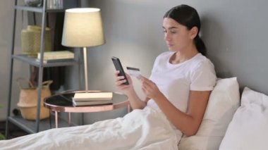 Çevrimiçi Ödeme Başarı Akıllı Telefonda Latin Kadın Yatakta 