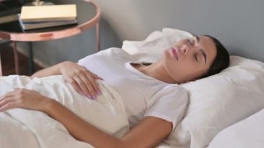 Yatakta Öksüren Genç Latin Kadın 