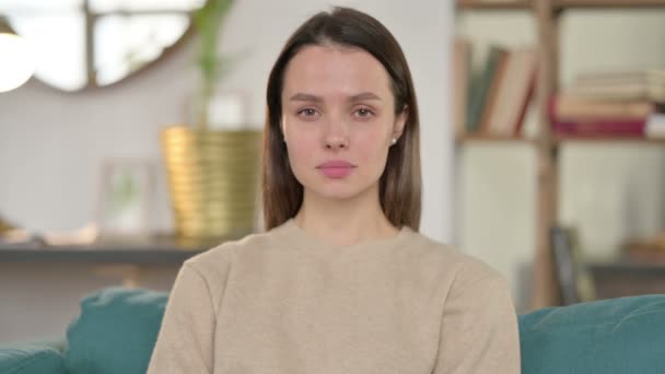Portret van jonge vrouw schuddende hoofd in goedkeuring — Stockvideo