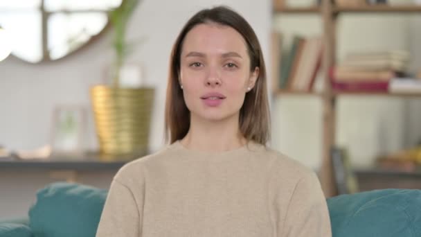 Portret van jonge vrouw wijzend en uitnodigend — Stockvideo