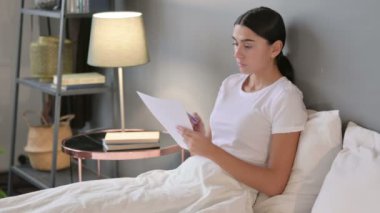 Yatakta Belgeleri Okuyan Profesyonel Latin Kadın 