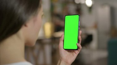 Latin Kadın Krom Ekran ile Akıllı Telefon Kullanıyor 