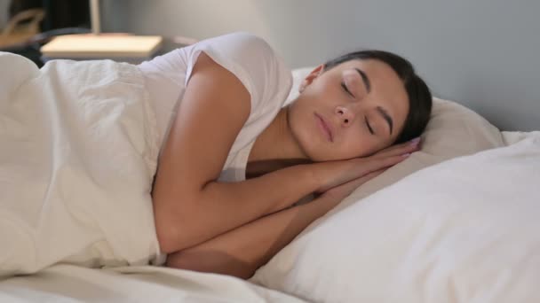 शांतिपूर्ण युवा लैटिन महिला बिस्तर में सो रही — स्टॉक वीडियो