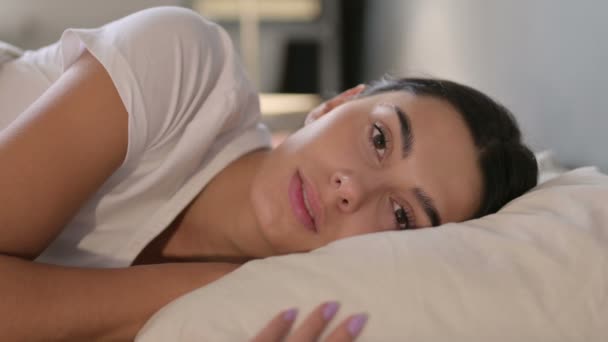 Yatakta uzanan Latin Kadın Kameraya gülümsüyor — Stok video