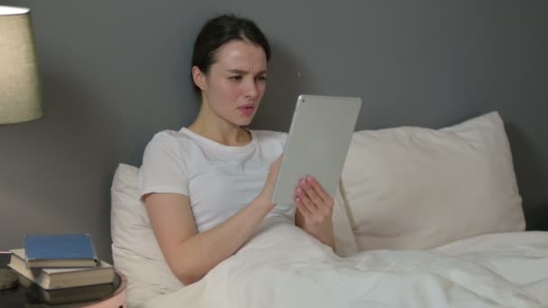 Młoda kobieta reaguje na utratę tabletki w łóżku — Wideo stockowe