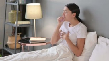 Hasta Genç Latin Kadın Yatakta Öksürüyor 