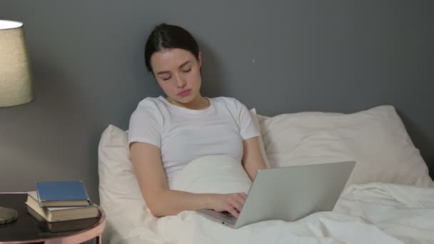 Senna kobieta z Laptop Falling Asleep w łóżku — Wideo stockowe