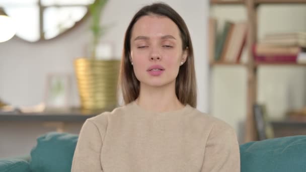 Portrait de jeune femme avec pouces vers le bas à la maison — Video