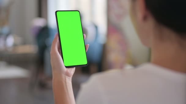 Donna latina utilizzando Smartphone con schermo verde, schermo cromato — Video Stock