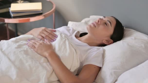 Jovem latina acordando do sono na cama — Vídeo de Stock