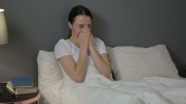 Jeune femme bouleversée pleurant au lit — Video