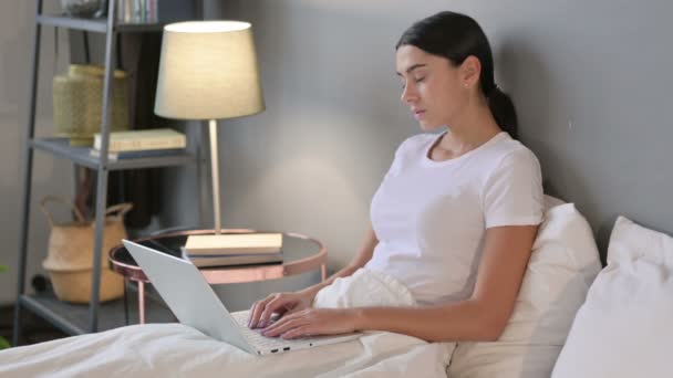 Sonnolenta donna latina con computer portatile addormentata a letto — Video Stock