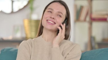 Akıllı telefondan konuşan Mutlu Genç Kadın 