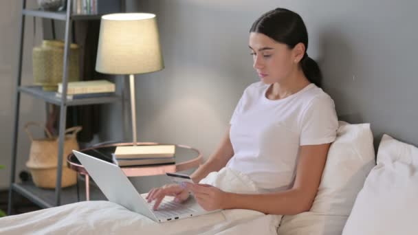 拉丁美洲妇女在床上笔记本电脑上的网上购物失败 — 图库视频影像