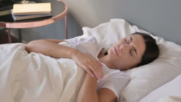 Agitée jeune femme latine essayant de dormir au lit — Video