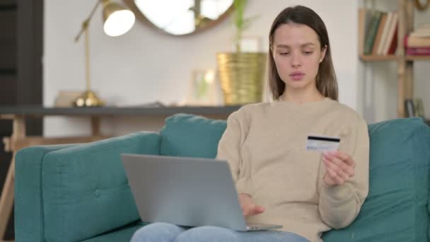 Shopping online fallimento sul computer portatile da giovane donna sul divano — Video Stock