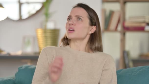 Retrato da jovem mulher sentindo-se assustada em casa — Vídeo de Stock
