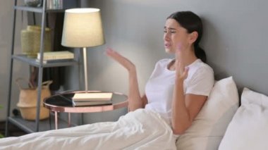 Üzgün Genç Latin Kadın Yatakta Endişeli, Üzgün