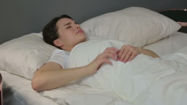 Wanita muda dengan lapisan nyeri belakang di tempat tidur. — Stok Video