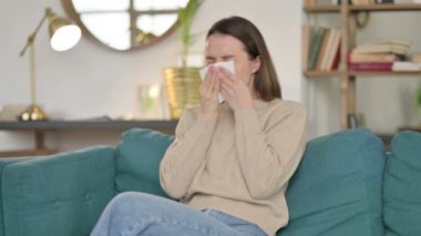 Hasta Genç Kadın Hapşırıyor Koltukta oturuyor 