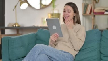 Tablet 'te Video Sohbeti: Genç Kadın Kanepede 