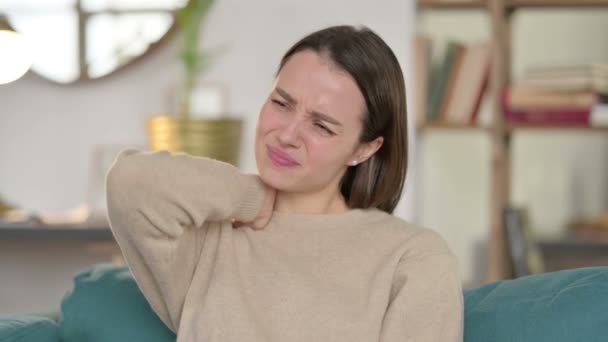 Porträt einer jungen Frau mit Nackenschmerzen zu Hause — Stockvideo