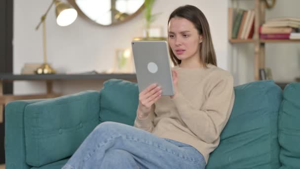 Verlust: Junge Frau reagiert auf Versagen auf Sofa — Stockvideo