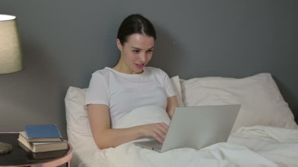 Video chat sul computer portatile da giovane donna a letto — Video Stock