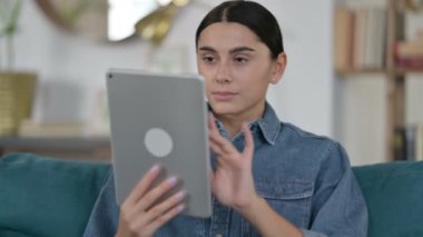 Dijital Tablet kullanan Latin Kadın Portresi