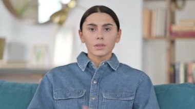 Çapraz Kollar 'dan Latin Kadın Portresi