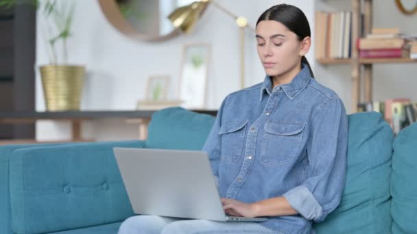 Mujer Latina usando Laptop en Sofá — Vídeo de stock