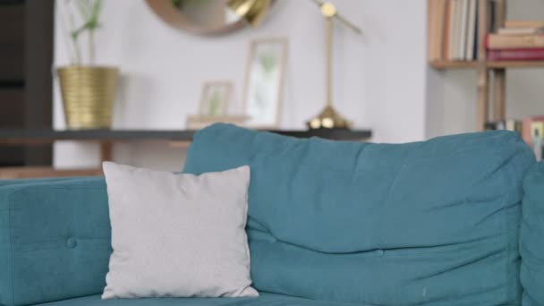 Atrakcyjna Latynoska wraca siedząc na kanapie — Wideo stockowe