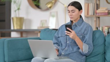 Smartphone ve Laptop kullanan Latin Kadın 