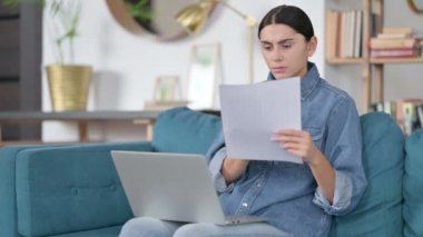 Laptop 'ta çalışan Belgeleri Olan Latin Kadın