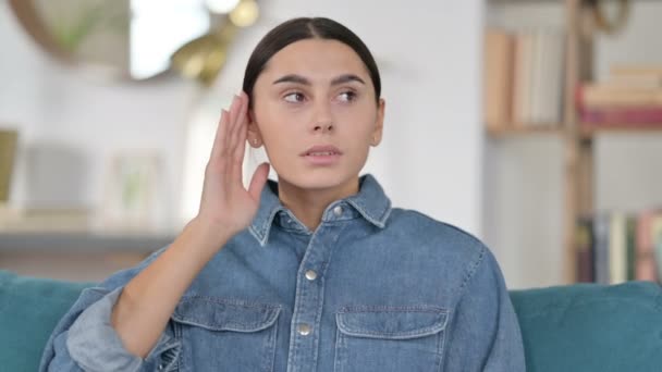 Retrato de la mujer latina escuchando atentamente — Vídeo de stock